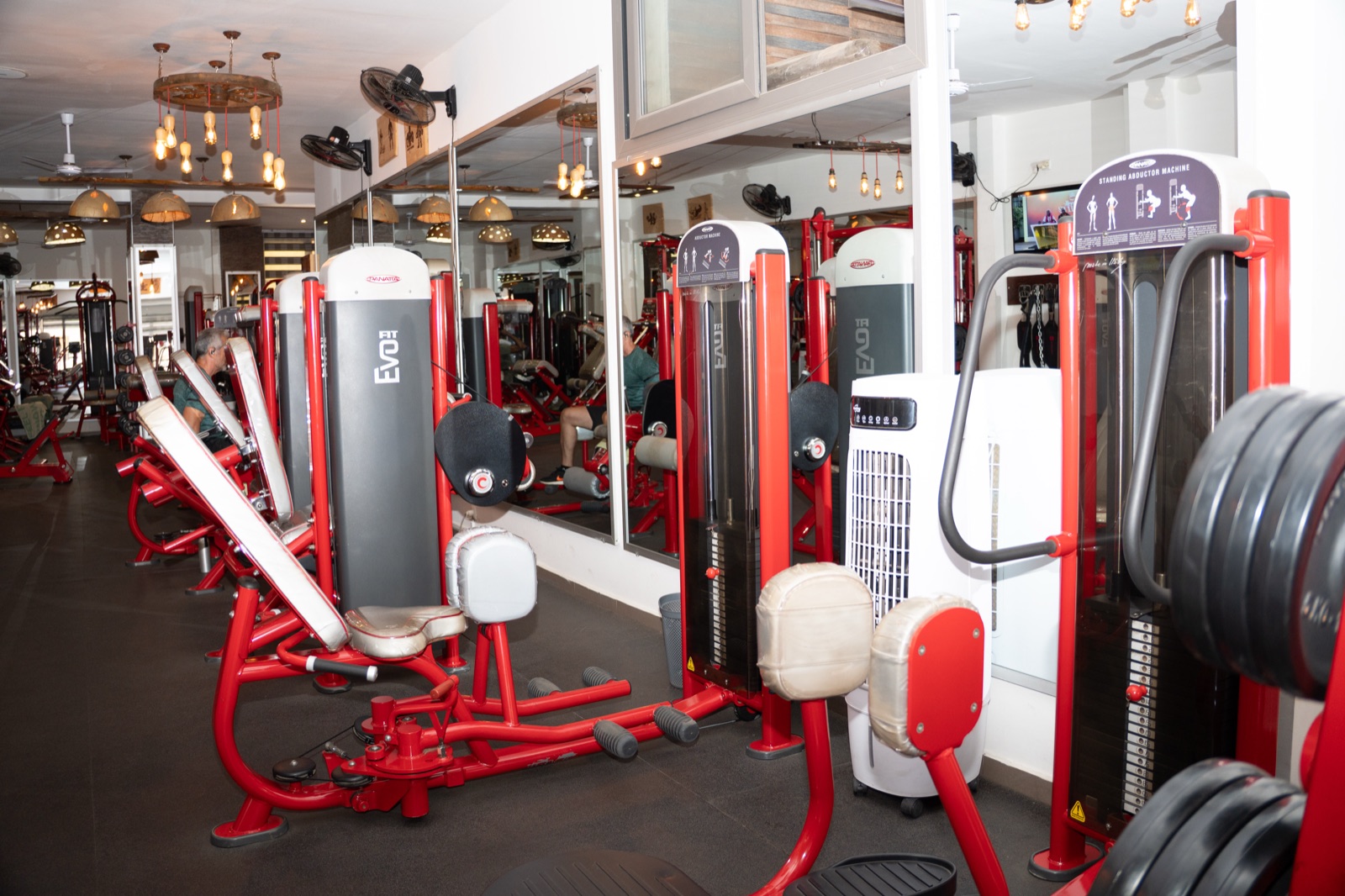 Zone de machines guidées Panatta de la salle de musculation BZAIH à Dakar