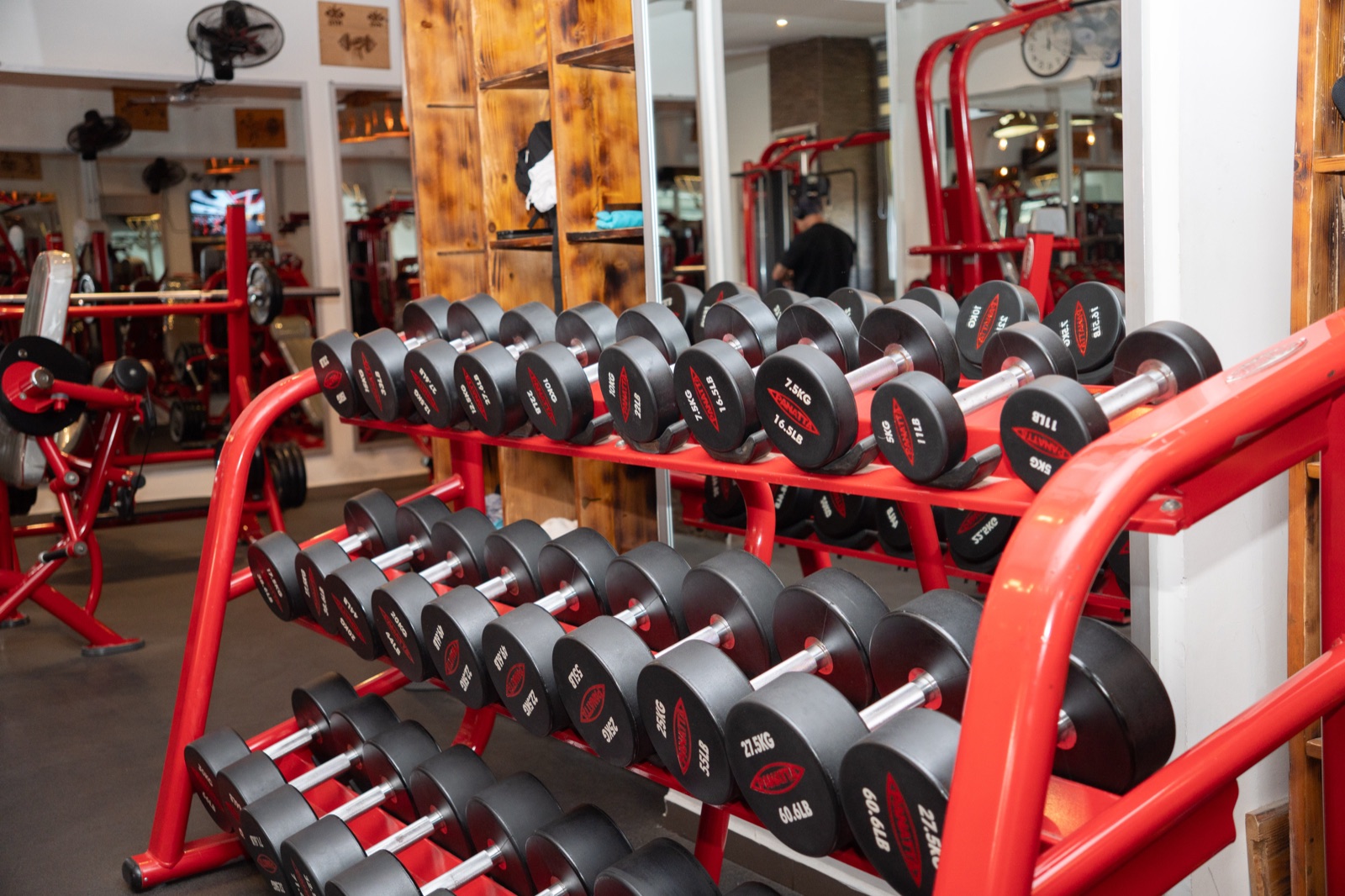 Rack d’haltères et plateau de musculation de BZAIH Sport Club, salle de sport à Dakar Plateau